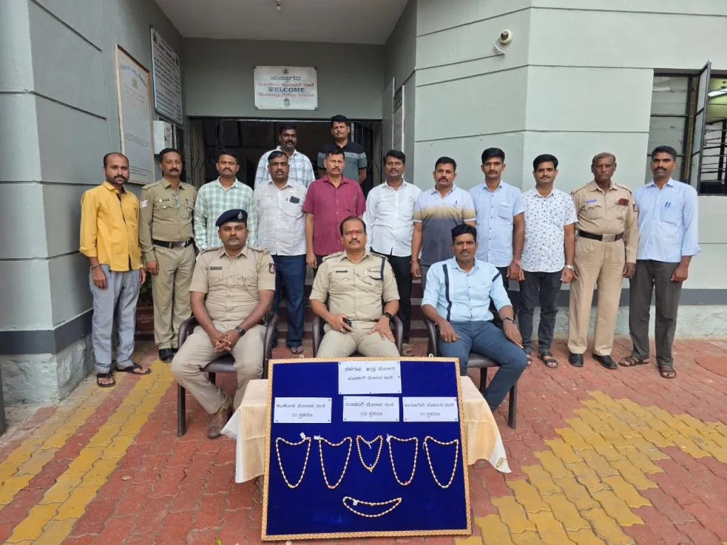 बसमध्ये चढताना महिलांचे दागिने पळविणाऱ्या जोडगोळीला अटक Couple arrested for stealing women's jewelry while boarding a bus