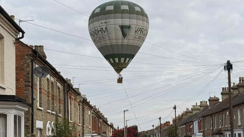 रस्त्यावर उतरला एअर बलून Hot air balloon lands on the road