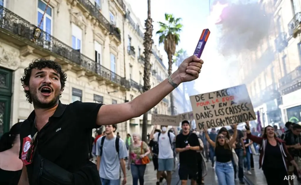 नेपाळप्रमाणे फ्रान्समध्ये रस्त्यांवर उतरले लोक Like in Nepal, people took to the streets in France