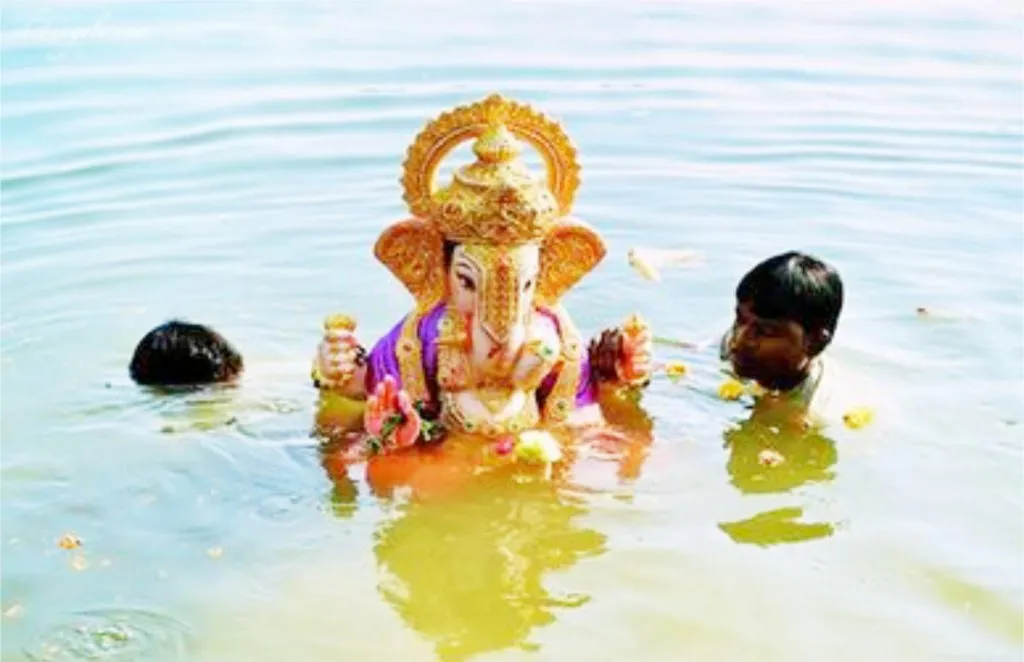 ग्रहणकाळात विसर्जन…उन्मादाचे प्रदर्शन! Immersion during the eclipse...a display of madness!