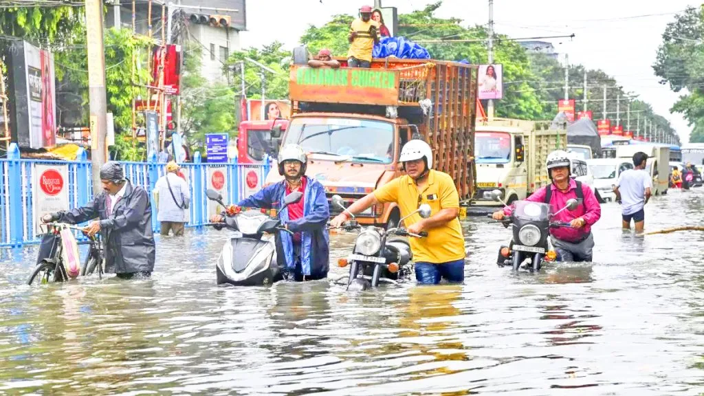 Heavy rains wreak havoc in Kolkata