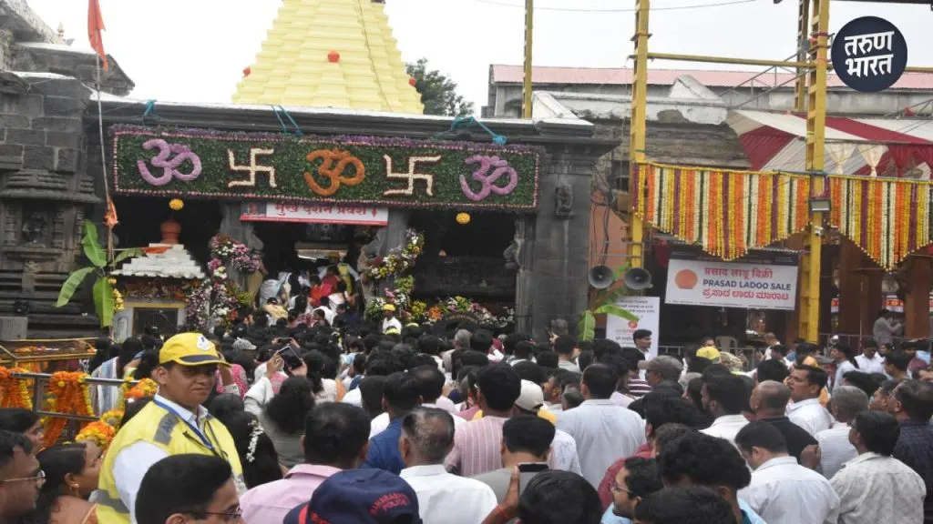 Navratri 2025 Ambabai Temple: नवरात्रीच्या दुसऱ्या माळेला सव्वातीन लाखांवर भाविक अंबाबाई चरणी Darshan Mandap filled devotees morning to noon until the temple