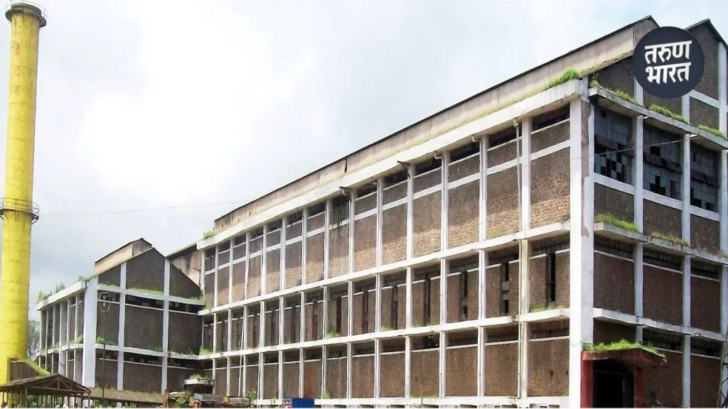 Hassan Mushrif stand like the Himalayas behind Daulat Karkhana