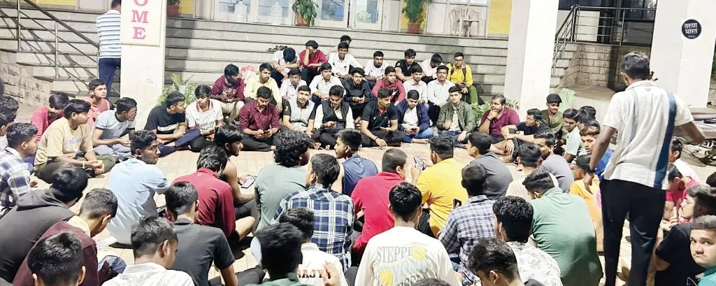 'Jhunka Bhakar' protest in the porch of Shivaji University