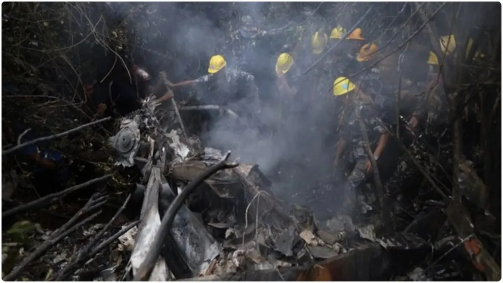 पाक सैन्याचे हेलिकॉप्टर कोसळले, 5 जणांचा मृत्यू Pakistan army helicopter crashes, 5 killed