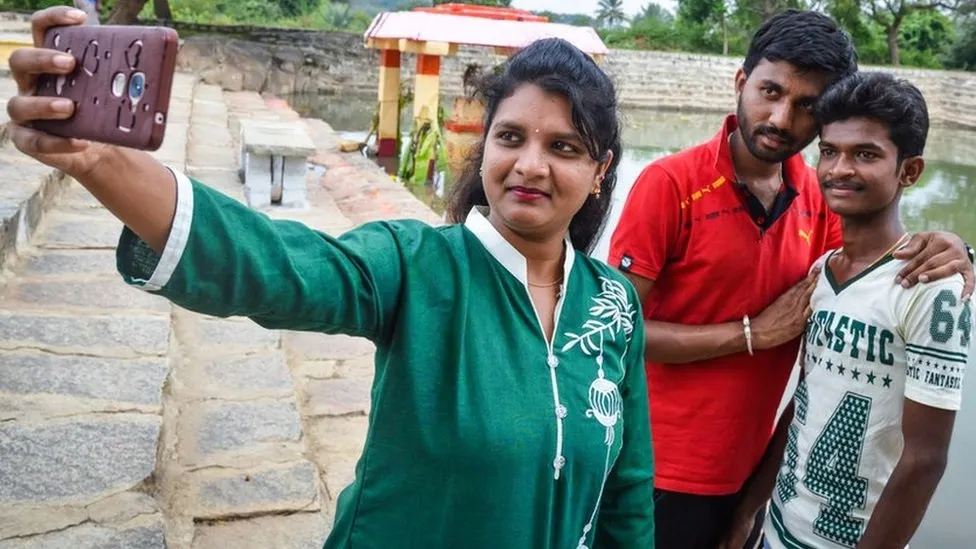 सेल्फीच्या नादातसर्वाधिक बळी भारतीयांचेच Indians are the most victims of selfies