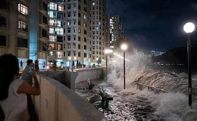 वादळाचे पाणी रोखण्यासाठी सॅनिटरी पॅड Sanitary pads to prevent storm water