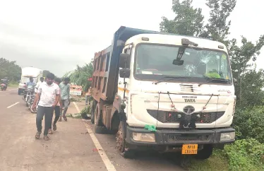 Despite claiming two lives, the dumper remains at the accident spot