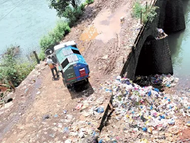 भरणेतील नवा जगबुडी पूल आता दुर्गंधीच्या फेऱ्यात The new Jagbudi bridge in Bharane now engulfed in foul smell