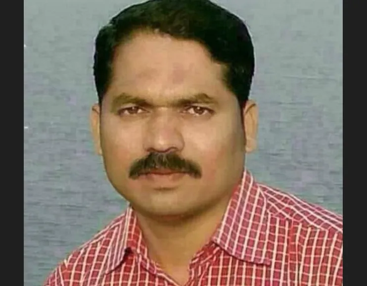बदलीच्या धसक्याने शिक्षकाचा बळी Teacher dies under the shock of transfer