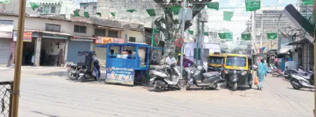 दुचाकी, रिक्षांची वर्दळ असलेला बदाम चौक Badam Chowk bustling with two-wheelers and rickshaws