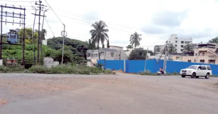 मिरा हौसिंग सोसायटी चौकात खड्डे Potholes at Mira Housing Society Chowk