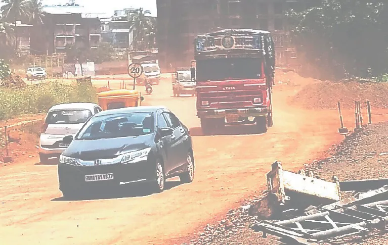 कुवारबाव ते जे. के. फाईल्स मार्गावर धुळीचे साम्राज्य Dust reigns on the Kuvarbaw to J.K. Files road