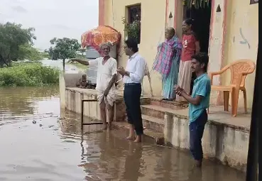 दक्षिण सोलापुरात महापूर; मुगळेंची तत्पर मदत! Flood in South Solapur; Mugale's Prompt Relief Efforts!