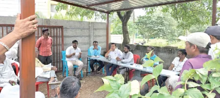 पालकमंत्र्यांनी टोचले कान : महसूलची पळापळ Guardian Minister Pulls Up Officials: Revenue Department in a Flurry