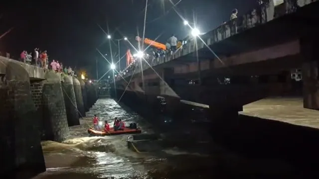 क्षिप्रा नदीत कोसळले पोलिसांचे वाहन, 2 मृतदेह हस्तगत Police vehicle falls into Kshipra river, 2 bodies recovered