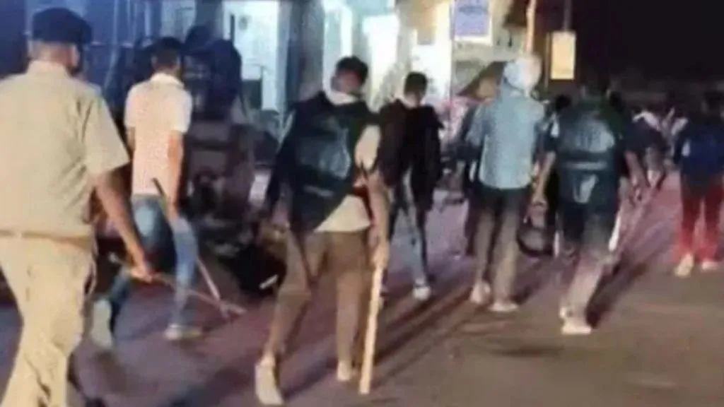 सोशल मिडिया पोस्टमुळे बडोद्यात दंगल Riots in Vadodara due to social media post