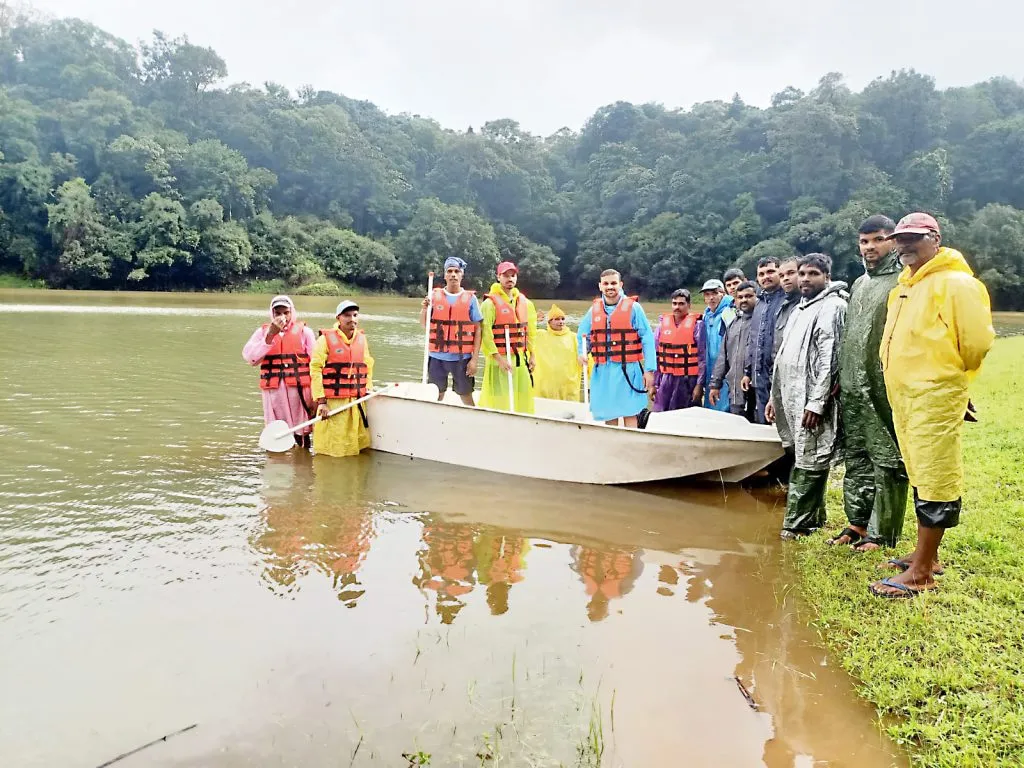 सुपा धरणाच्या बॅकवॉटरमुळे रस्ते पाण्याखाली Roads submerged due to backwaters of Supa Dam