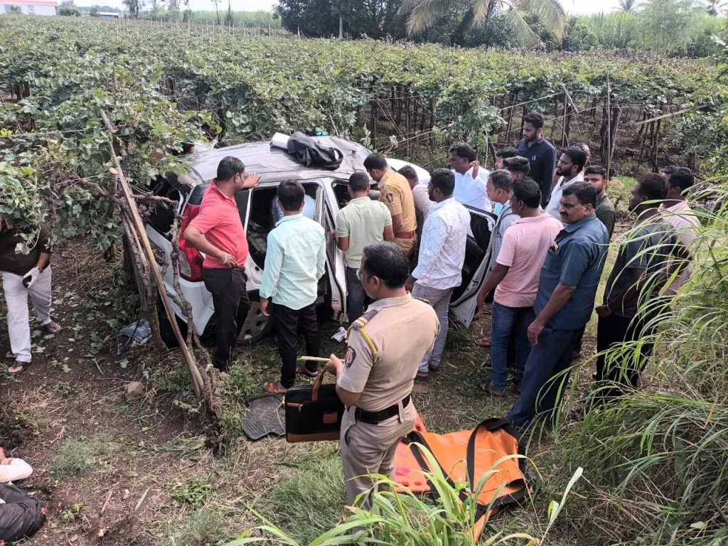 तासगावनजीक चारचाकी व दुचाकीचा भीषण अपघात Severe accident between car and two-wheeler near Tasgaon