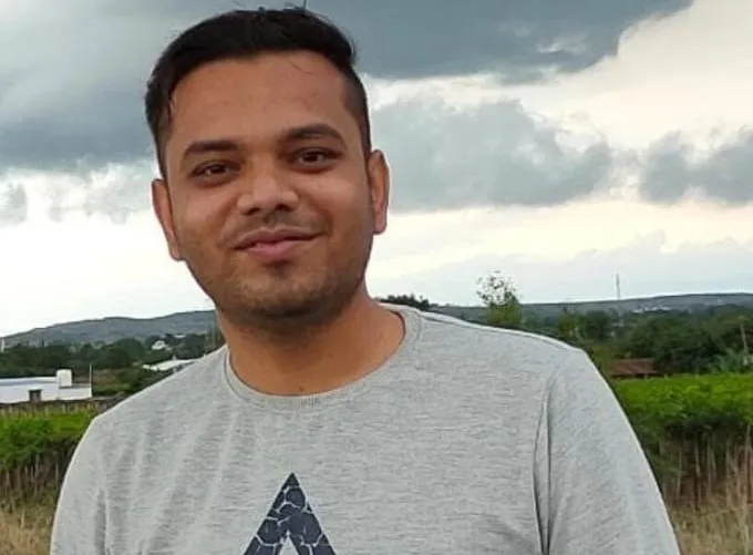 सोशल मीडियावर शेवटची पोस्ट; उच्चशिक्षित युवकाची आत्महत्या Last post on social media; suicide of highly educated youth