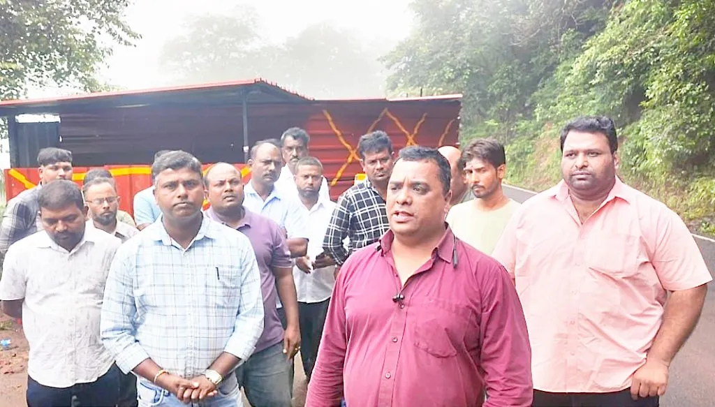 अनमोड घाटातून गोवा हद्दीत जाण्यास अवजड वाहनांवरील बंदी हटवा Lift the ban on heavy vehicles entering Goa from Anmod Ghat