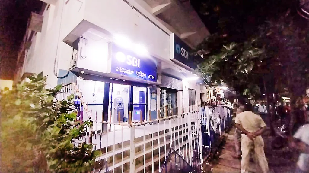 चडचण येथे बँकेवर सशस्त्र दरोडा Armed robbery at a bank in Chadchan