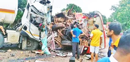 अंकोला तालुक्यात भीषण अपघात, दोघे जागीच ठार : 9 गंभीर जखमी Terrible accident in Ankola taluka, two killed on the spot, 9 seriously injured