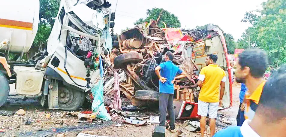 अंकोला तालुक्यात भीषण अपघात, दोघे जागीच ठार : 9 गंभीर जखमी Terrible accident in Ankola taluka, two killed on the spot, 9 seriously injured