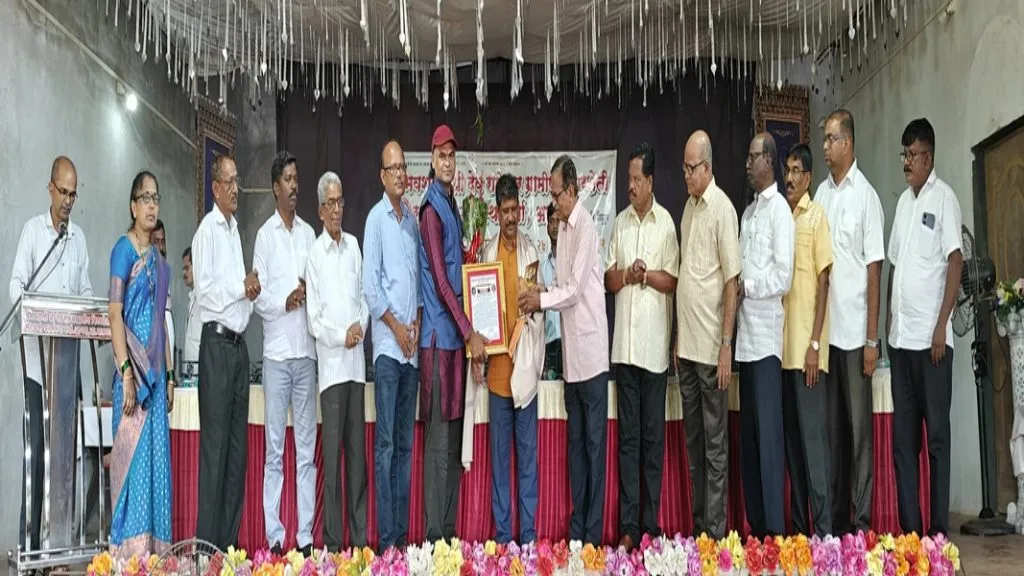 संदिप परब यांना श्रीकांत सांबारी अष्टपैलू समाजसेवक पुरस्कार प्रदान