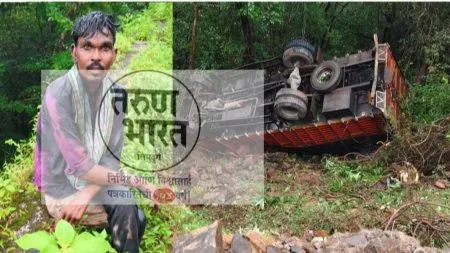 आंबोली घाटात १०० फूट खोल टेम्पो कोसळून चालक जखमी