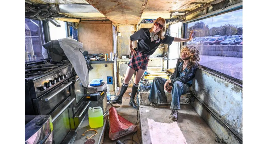 Oxford students live on buses