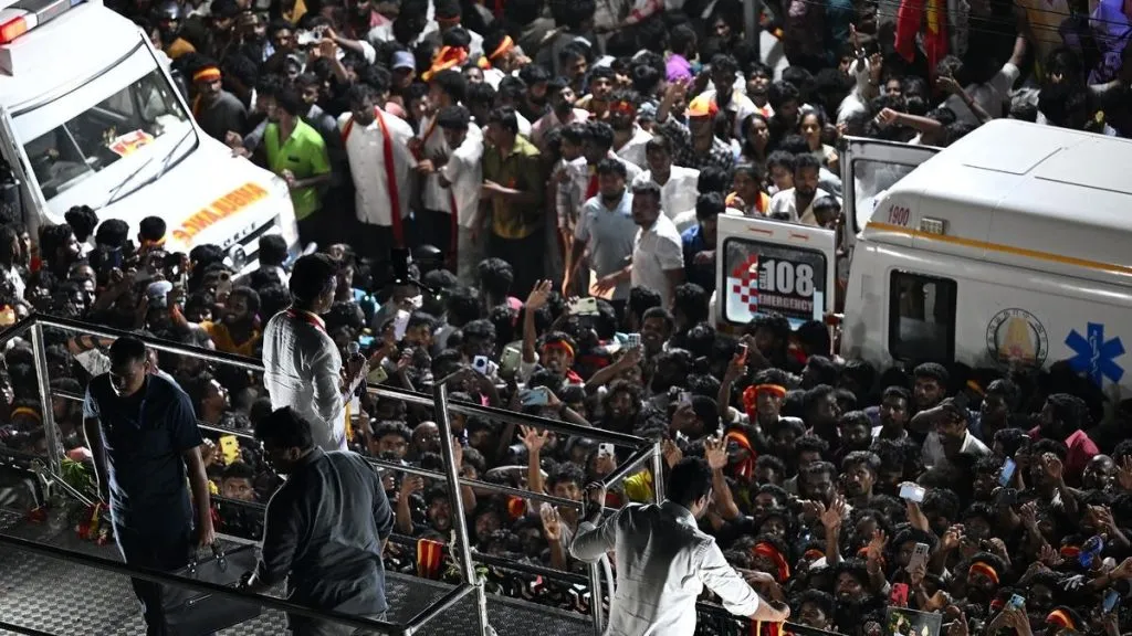 चेंगराचेंगरीत 33 ठार 33 killed in stampede