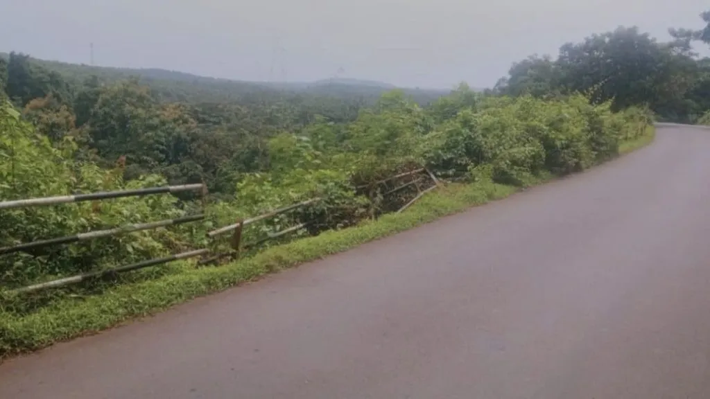 आजगाव वाघबीळ येथील लोखंडी रेंलिग तुटल्याने अपघातास आमंत्रण