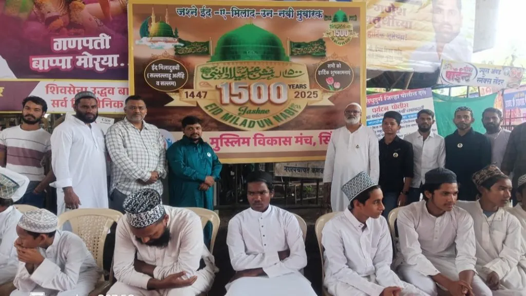 ईदनिमित्त मुस्लिम मंच सिंधुदुर्गतर्फे कणकवलीत सरबत वाटप