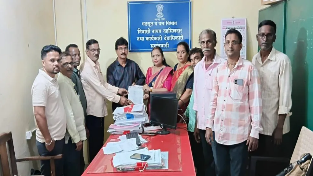 ओबीसी जातनिहाय जनगणनेसाठी नायब तहसीलदारांना निवेदन