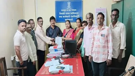 ओबीसी जातनिहाय जनगणनेसाठी नायब तहसीलदारांना निवेदन