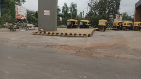 सावंतवाडी रेल्वे स्टेशनसमोरील खड्डयामुळे अपघाताची शक्यता