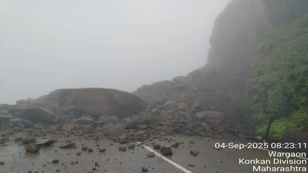 करुळ घाटात दरड कोसळल्याने वाहतूक ठप्प