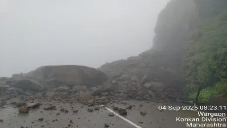 करुळ घाटात दरड कोसळल्याने वाहतूक ठप्प