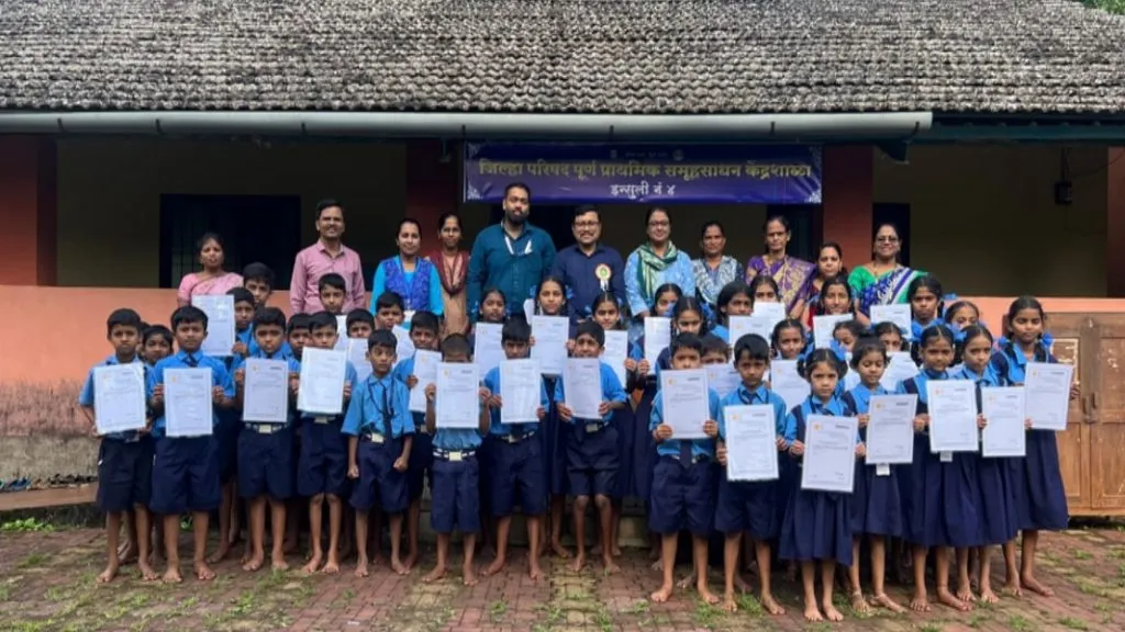 जि. प. इन्सुली प्रशालेत अधिवास दाखल्यांचे वितरण