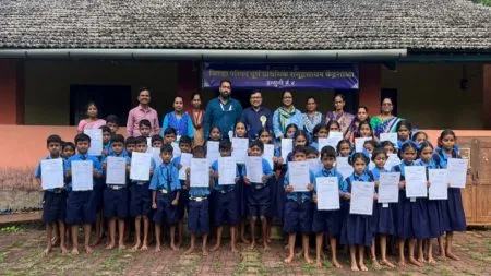 जि. प. इन्सुली प्रशालेत अधिवास दाखल्यांचे वितरण