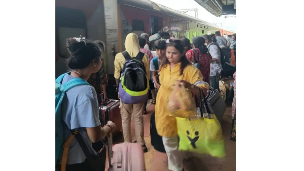 कोकणवासीयांचा परतीचा प्रवास ; रेल्वे स्थानक फुल्ल