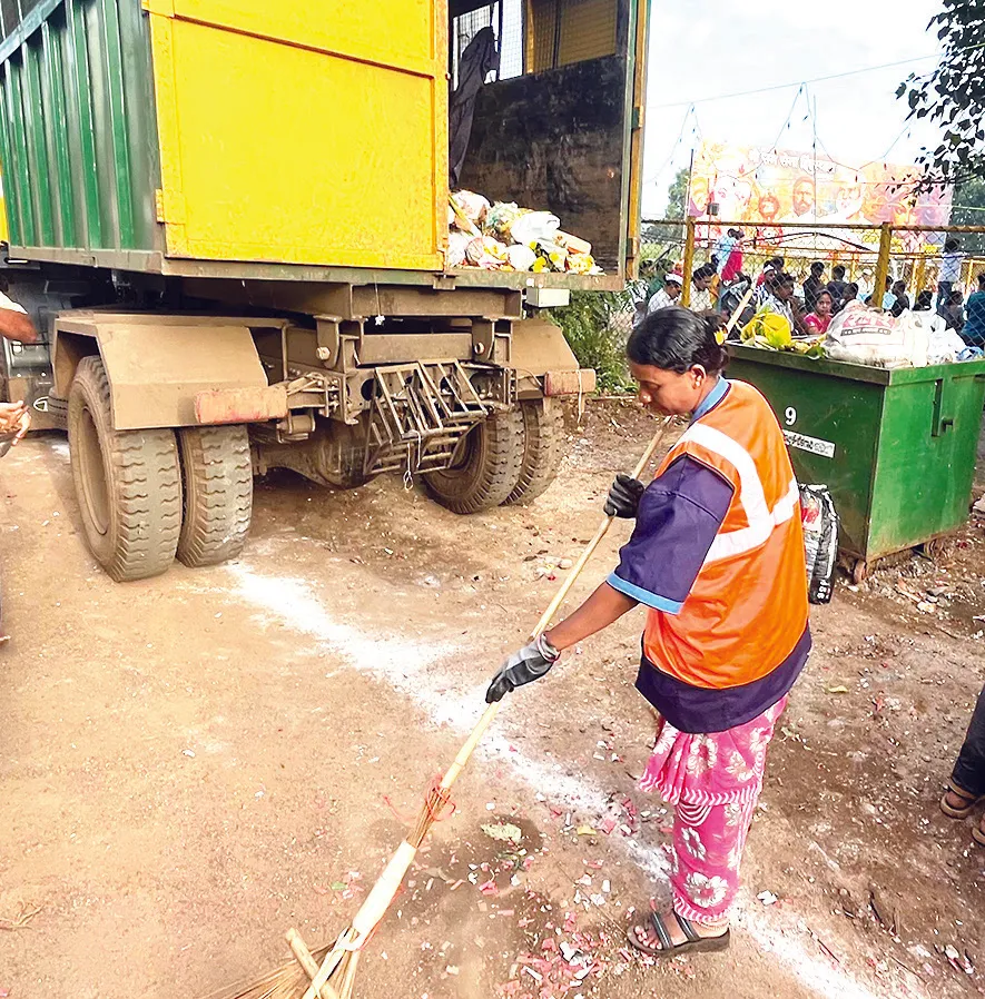 विसर्जन मार्गावरील कचऱ्याची तातडीने उचल Urgent removal of waste from the disposal route