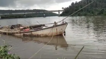 कर्ली नदी पात्रात वाळू उपसा करणाऱ्या होड्या ग्रामस्थांनी पकडल्या