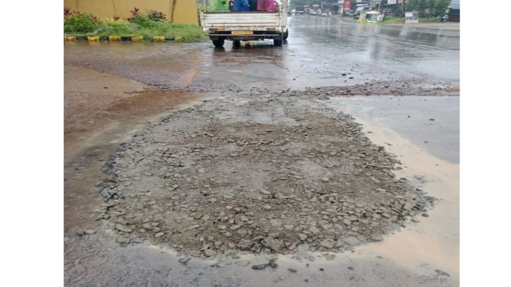 सावंतवाडी रेल्वे स्थानकासमोरील खड्डा अखेर बुजविला