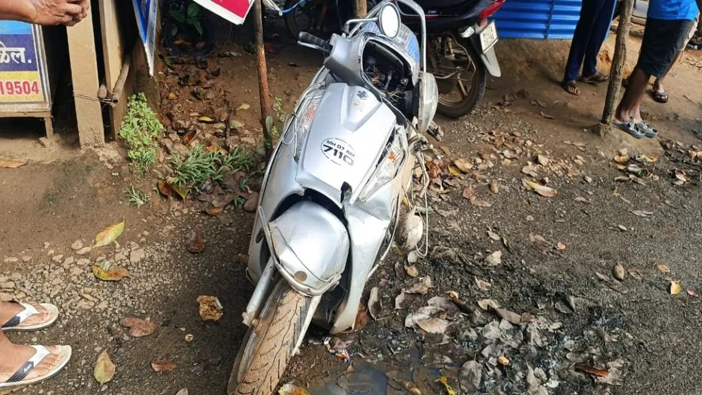माडखोलात इर्टिगा कारने दोन दुचाकींना ठोकरले