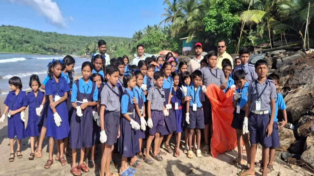 निवती किनाऱ्यावर स्वच्छता अभियान