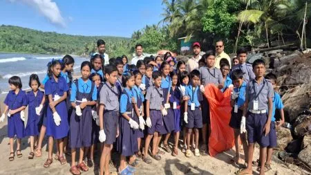 निवती किनाऱ्यावर स्वच्छता अभियान