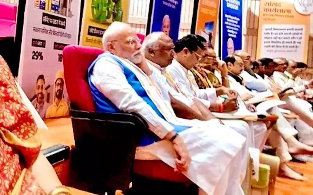 PM Modi in the last row at BJP MPs' workshop