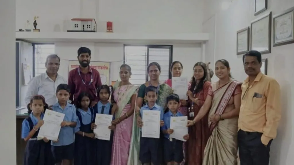 पाडलोस शाळेत विद्यार्थ्यांना अधिवास दाखले वाटप